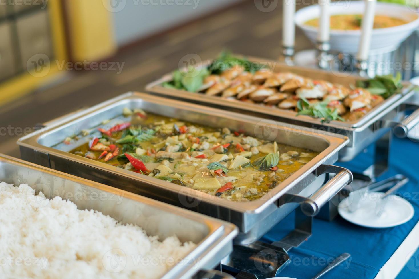 comida de bufê, festa com comida de bufê em um restaurante, mini canapés, lanches e aperitivos foto