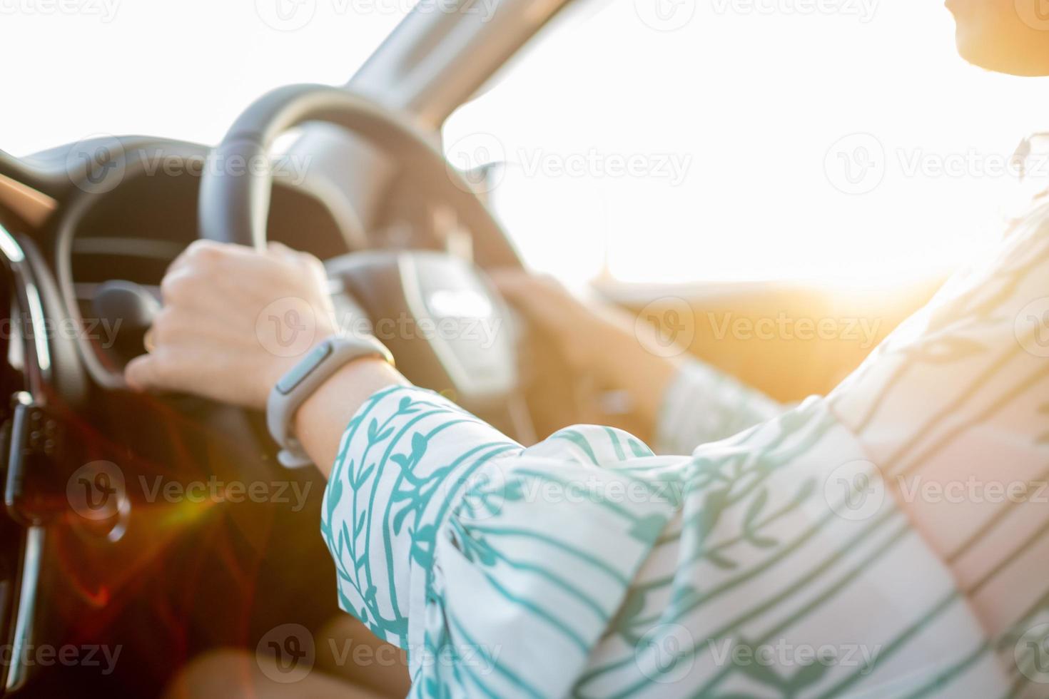 mão no volante, motorista, viagem de férias foto