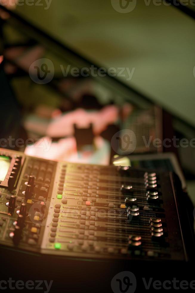 verificação de som para concerto, controle de mixer, engenheiro de música, bastidores foto