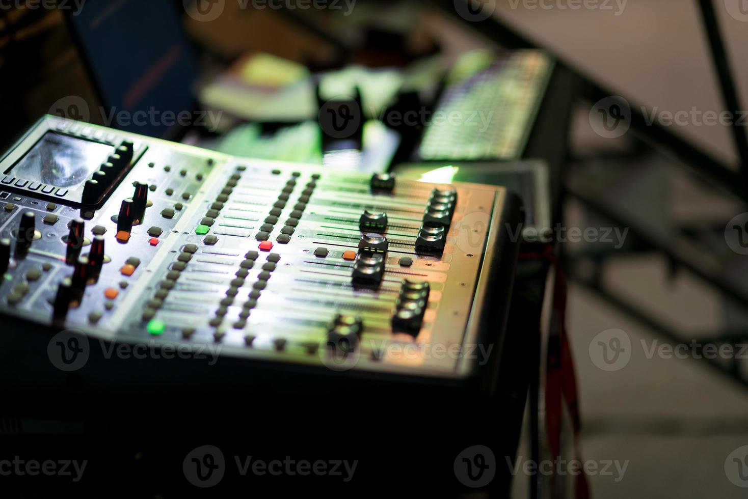 verificação de som para concerto, controle de mixer, engenheiro de música, bastidores foto