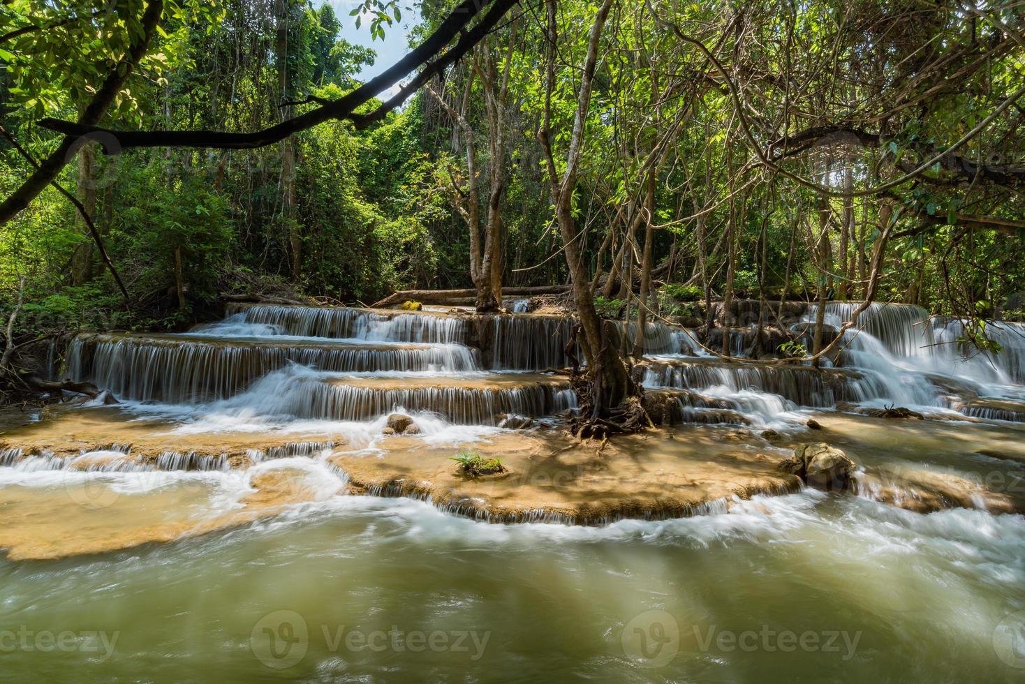 bela cachoeira, fundo da floresta, paisagem foto