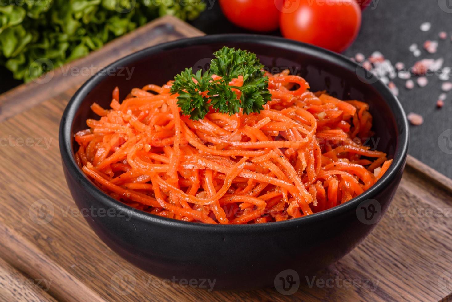 deliciosas cenouras coreanas suculentas picantes e brilhantes em pratos de cerâmica foto