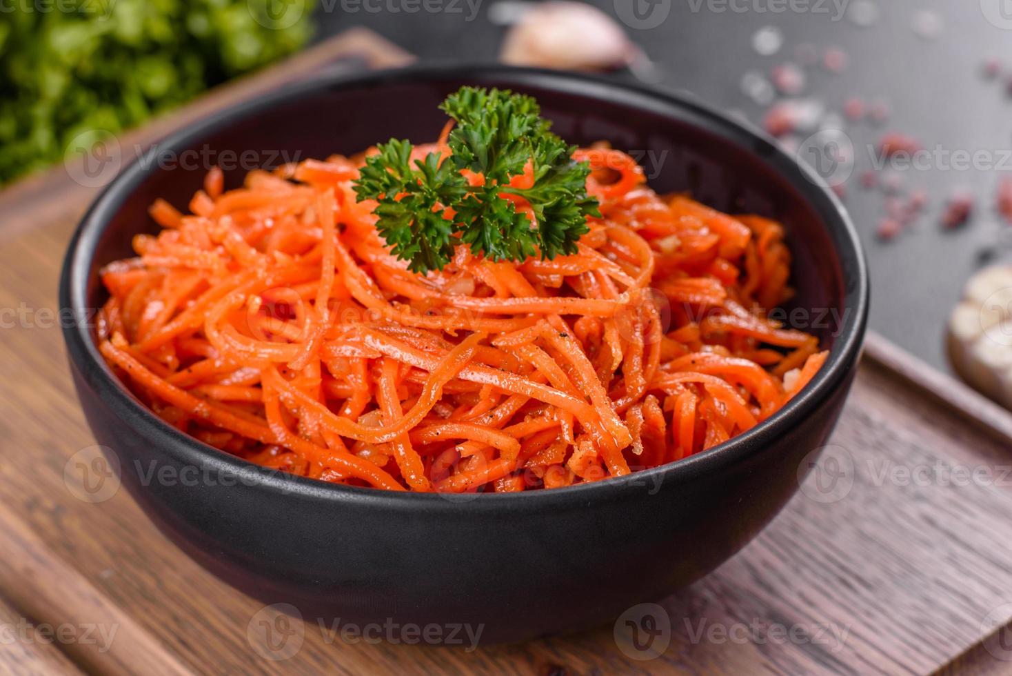 deliciosas cenouras coreanas suculentas picantes e brilhantes em pratos de cerâmica foto