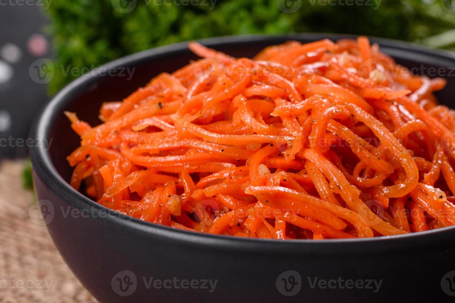 deliciosas cenouras coreanas suculentas picantes e brilhantes em pratos de cerâmica foto