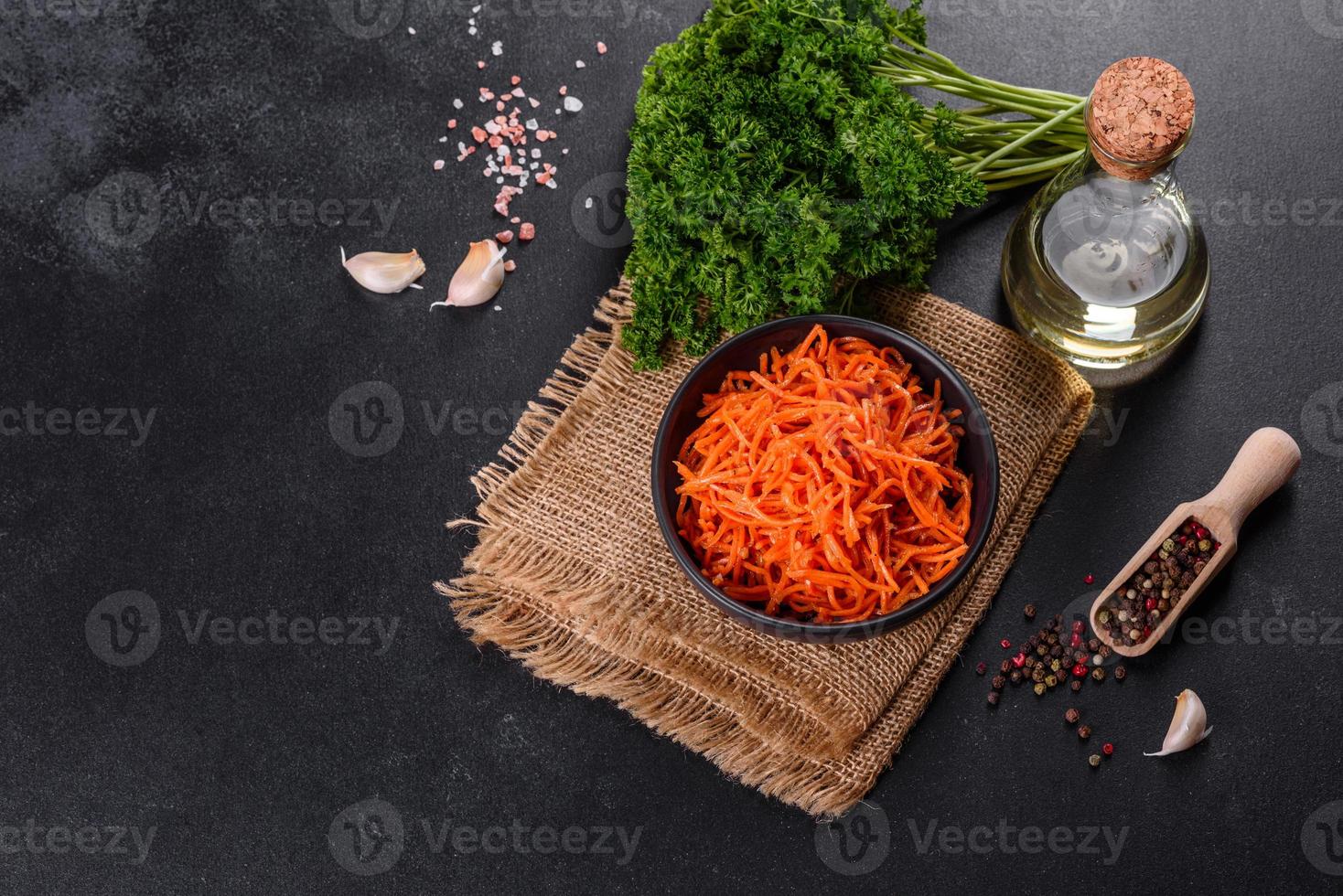 deliciosas cenouras coreanas suculentas picantes e brilhantes em pratos de cerâmica foto