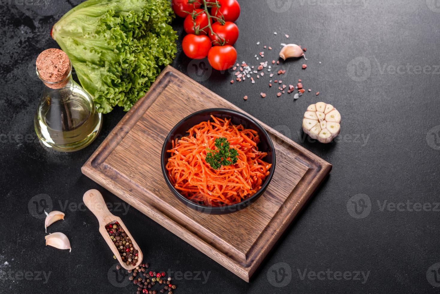 deliciosas cenouras coreanas suculentas picantes e brilhantes em pratos de cerâmica foto