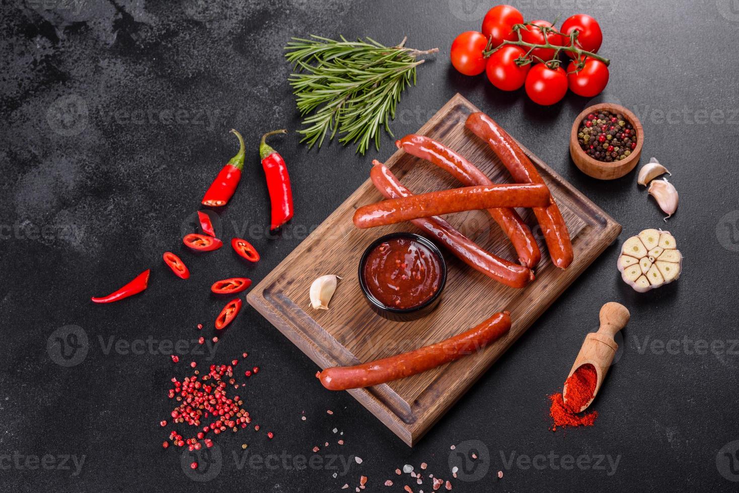 tempero picante da culinária georgiana adjika em uma tigela com pimenta vermelha e alho foto