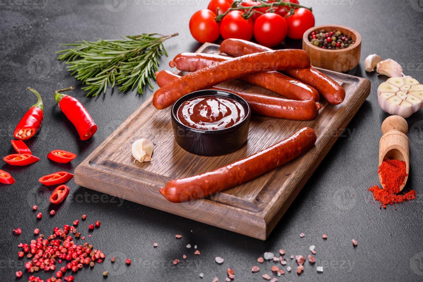 tempero picante da culinária georgiana adjika em uma tigela com pimenta vermelha e alho foto