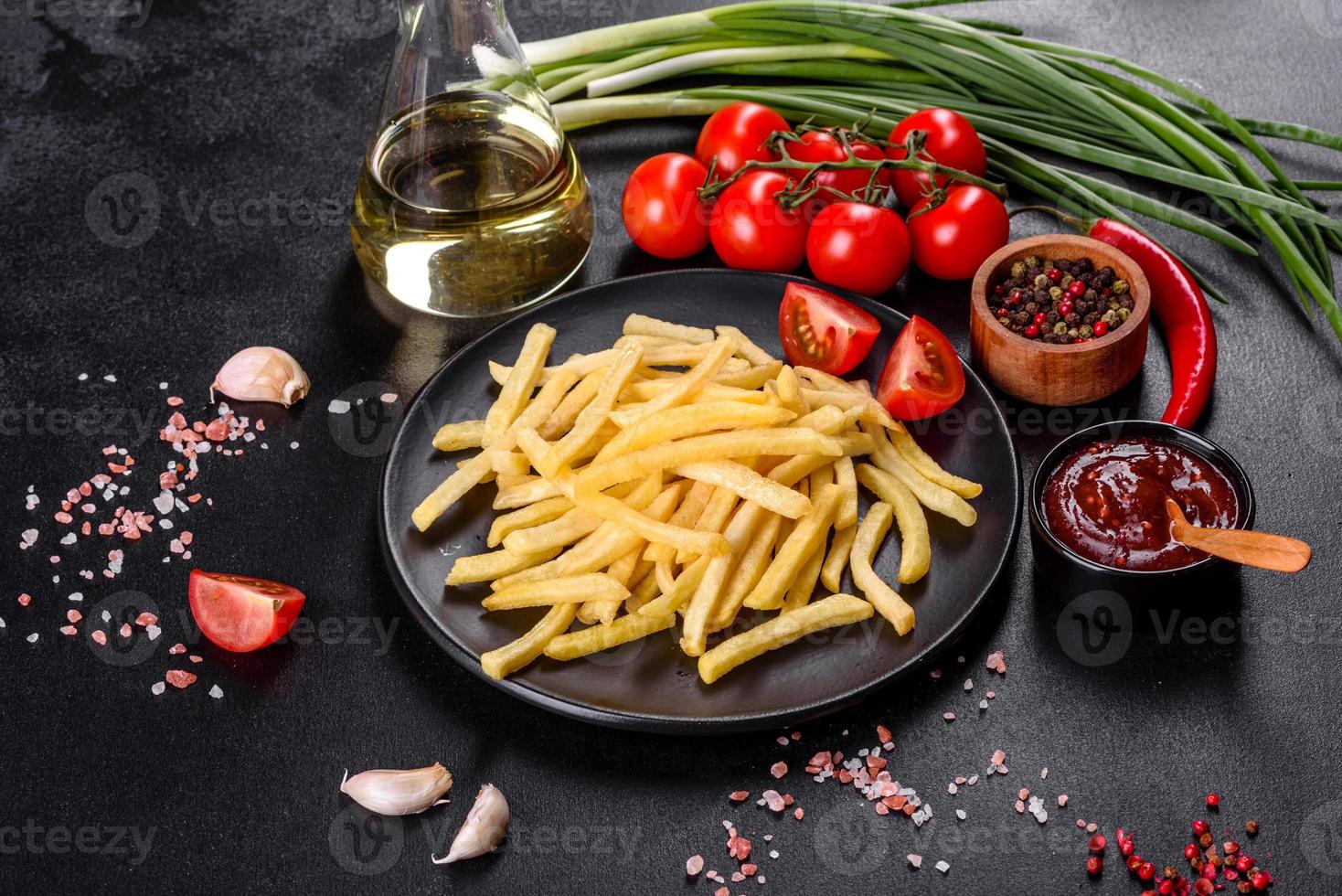 batatas fritas quentes frescas com legumes salgados e especiarias foto