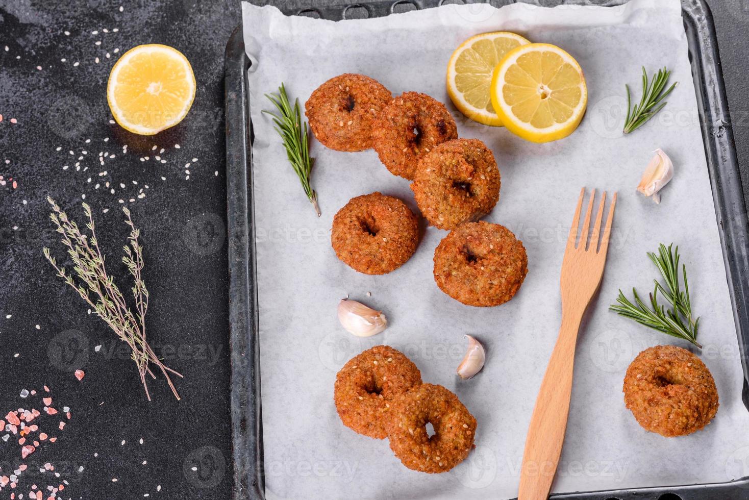 lindo delicioso falafel de grão de bico fresco com molhos em um fundo de concreto foto