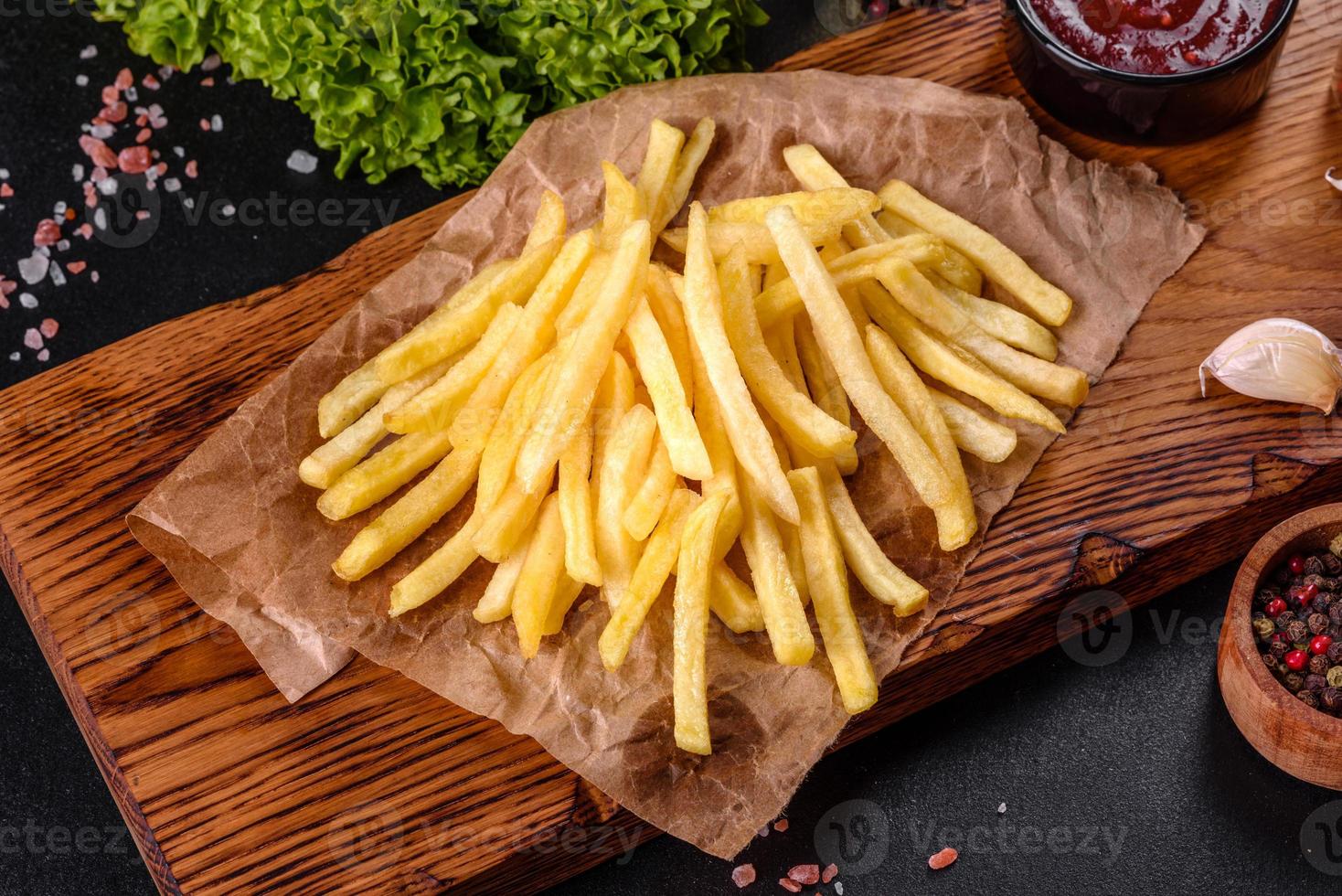 batatas fritas quentes frescas com legumes salgados e especiarias foto