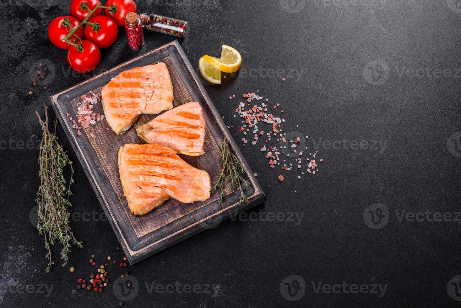 saboroso peixe vermelho fresco do Ártico assado em uma grelha foto