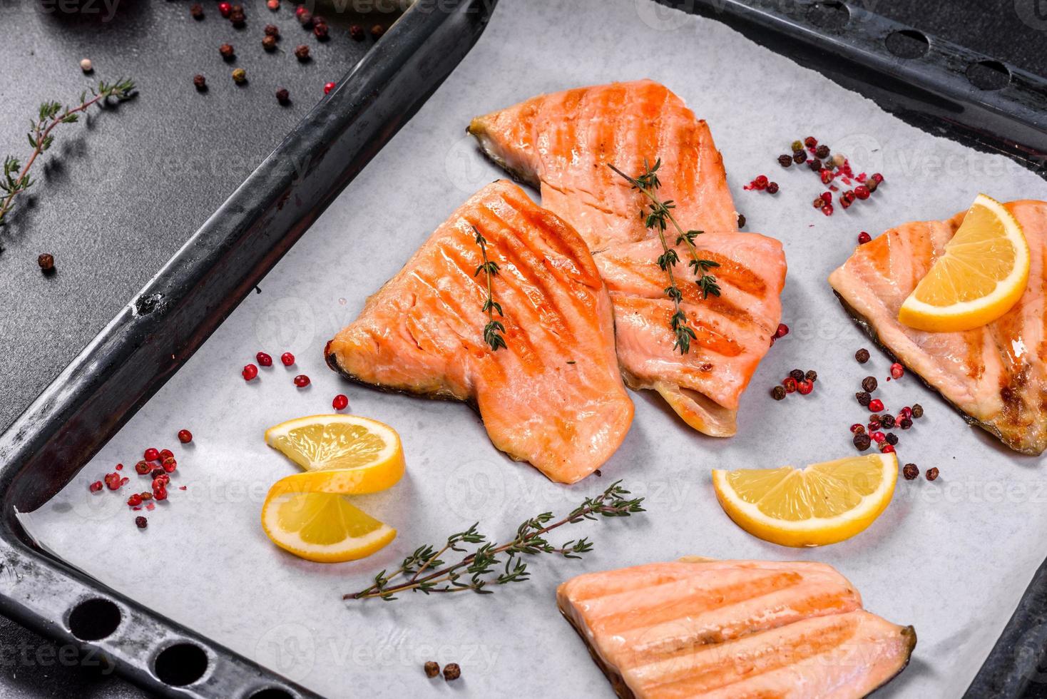 saboroso peixe vermelho fresco do Ártico assado em uma grelha foto