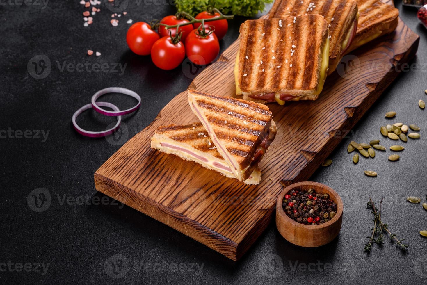 deliciosa torrada fresca grelhada com queijo e presunto foto