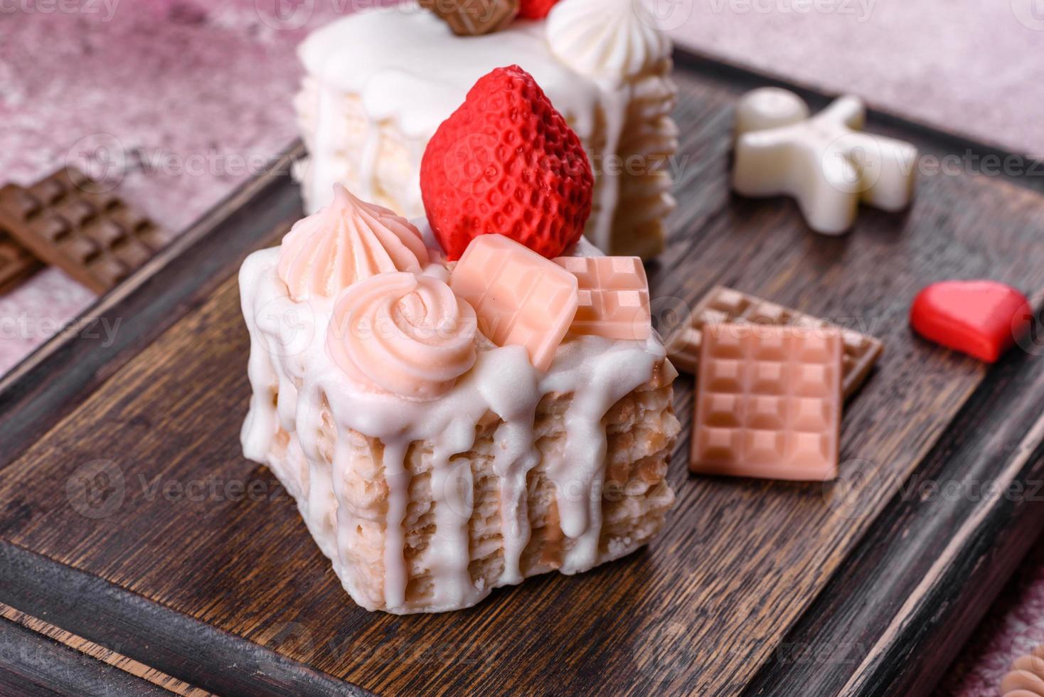 lindo sabonete colorido brilhante feito na forma de um bolo apetitoso foto