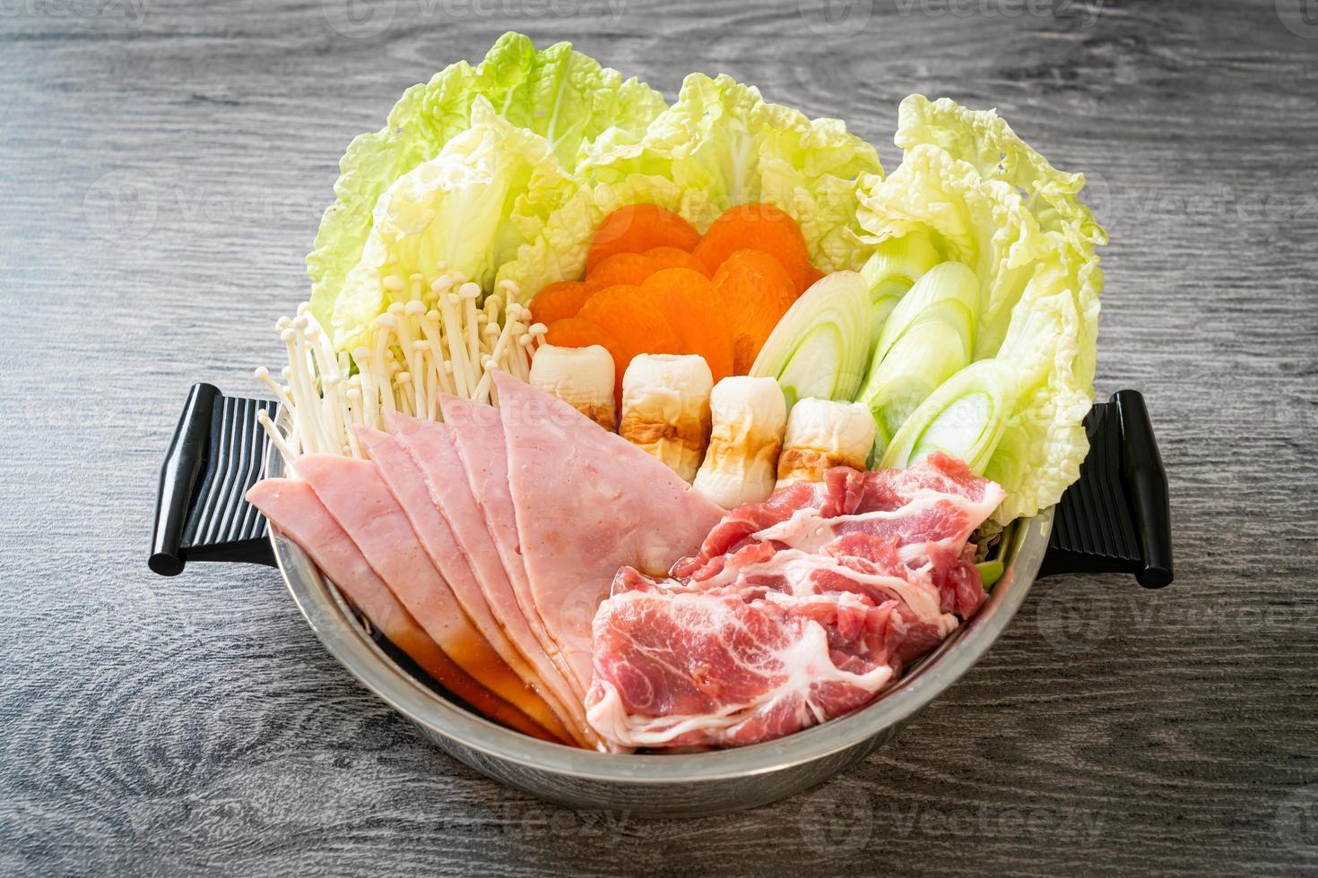 Sukiyaki ou shabu hot pot black sopa com carne crua e vegetais - comida japonesa foto