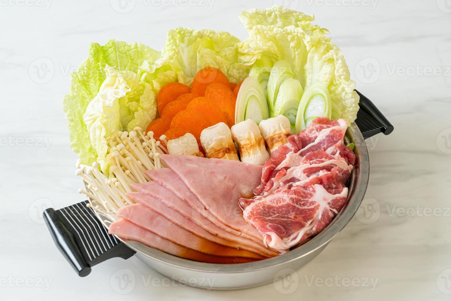 Sukiyaki ou shabu hot pot black sopa com carne crua e vegetais - comida japonesa foto