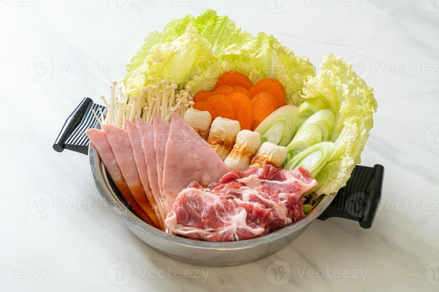 Sukiyaki ou shabu hot pot black sopa com carne crua e vegetais - comida japonesa foto