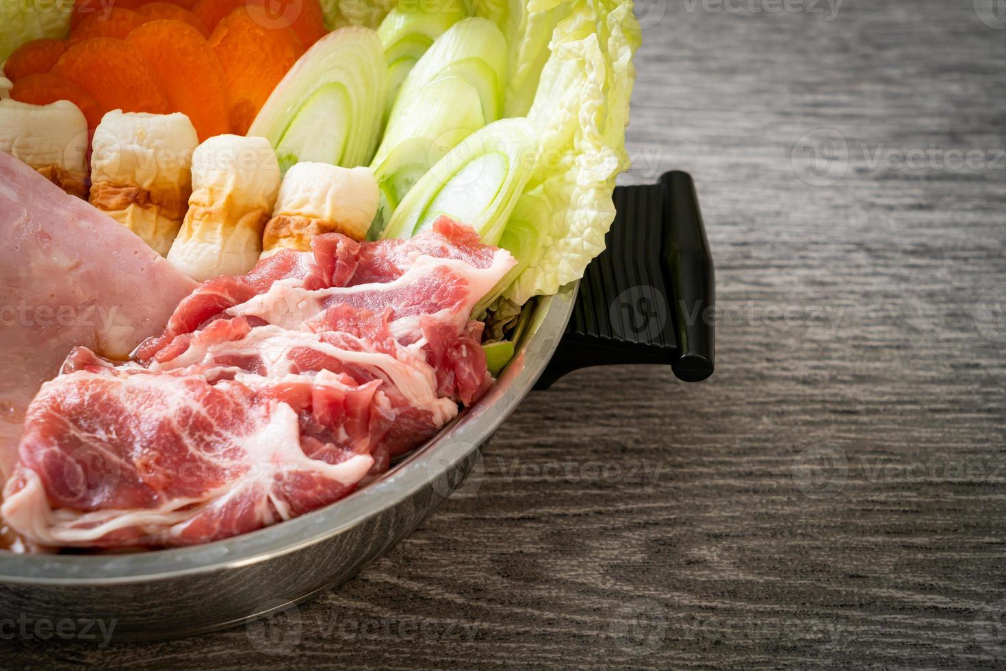 Sukiyaki ou shabu hot pot black sopa com carne crua e vegetais - comida japonesa foto