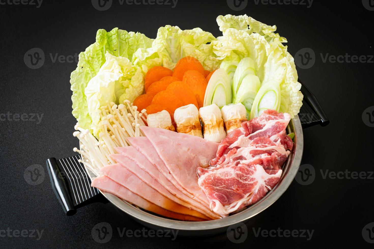 Sukiyaki ou shabu hot pot black sopa com carne crua e vegetais - comida japonesa foto