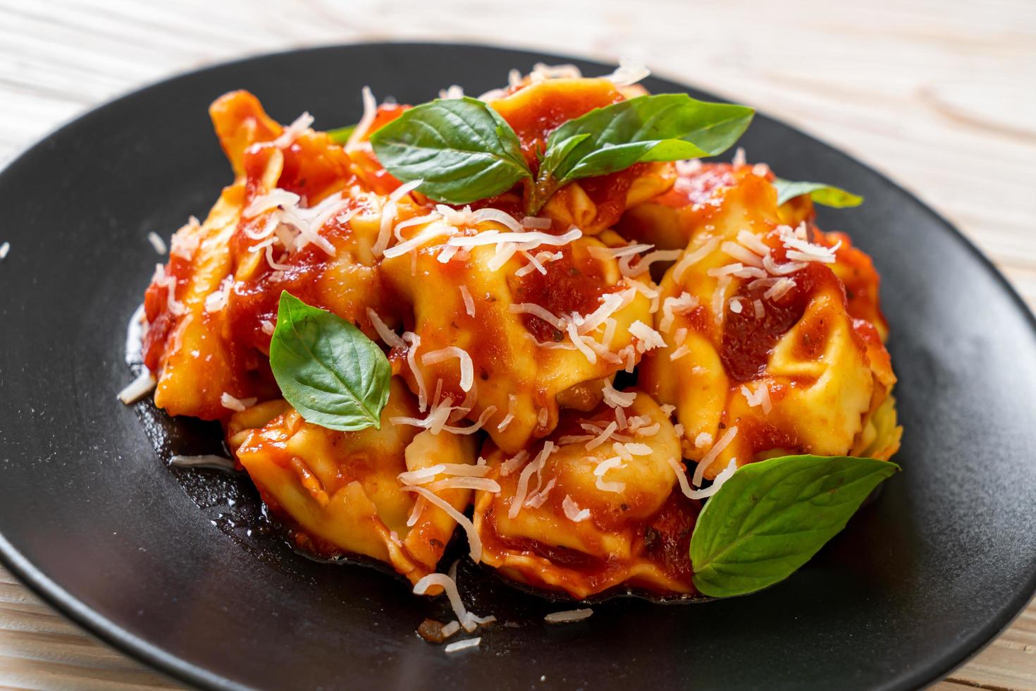 macarrão tortellini italiano com molho de tomate foto