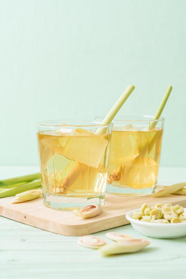 Suco de capim-limão gelado em fundo de madeira foto