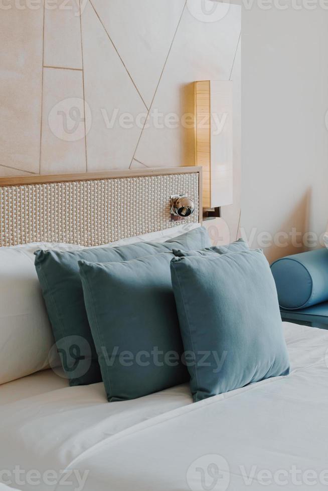 linda e confortável decoração de travesseiro no interior do quarto foto