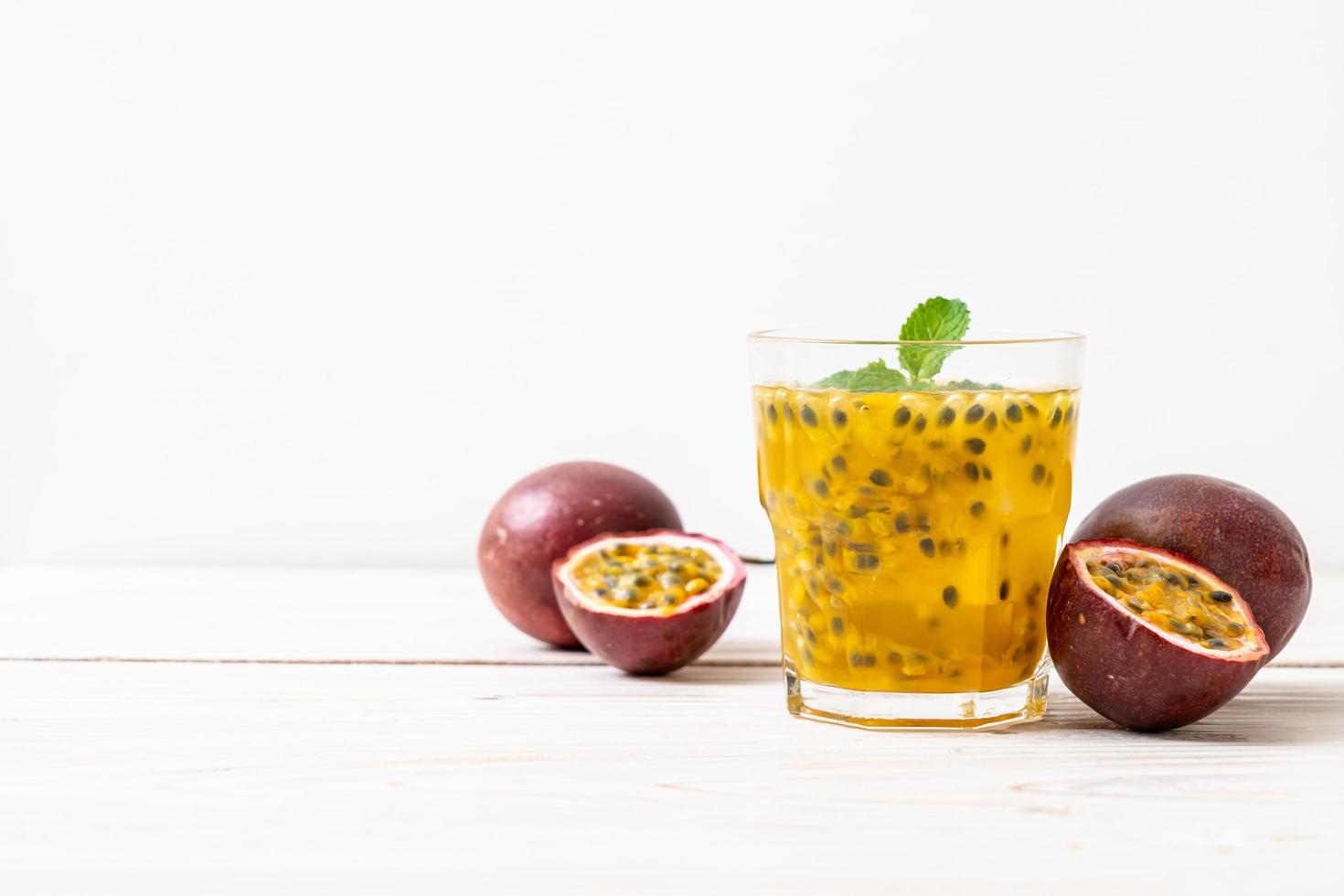 suco de maracujá fresco e gelado - bebida saudável foto