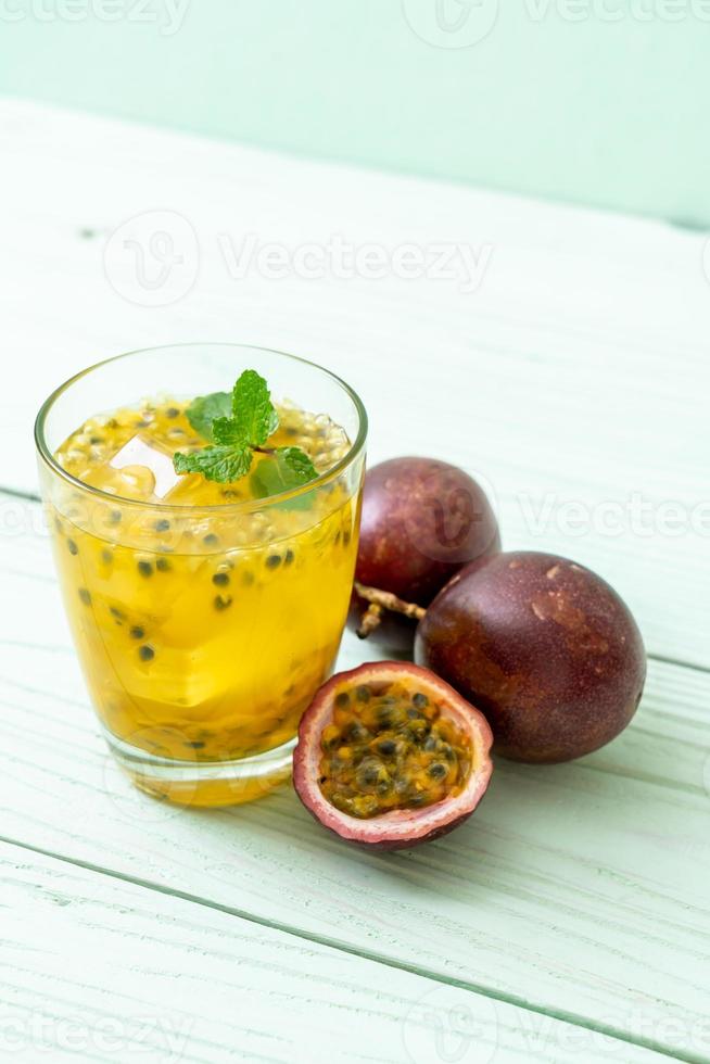 suco de maracujá fresco e gelado - bebida saudável foto