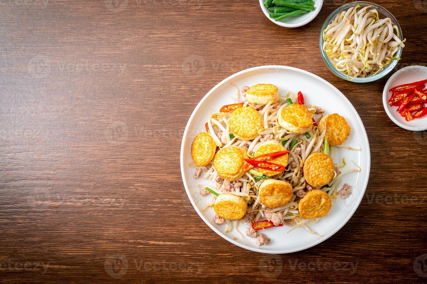 broto de feijão frito, tofu de ovo e carne de porco picada - comida asiática foto