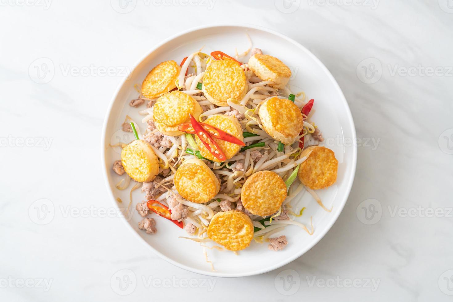 broto de feijão frito, tofu de ovo e carne de porco picada - comida asiática foto