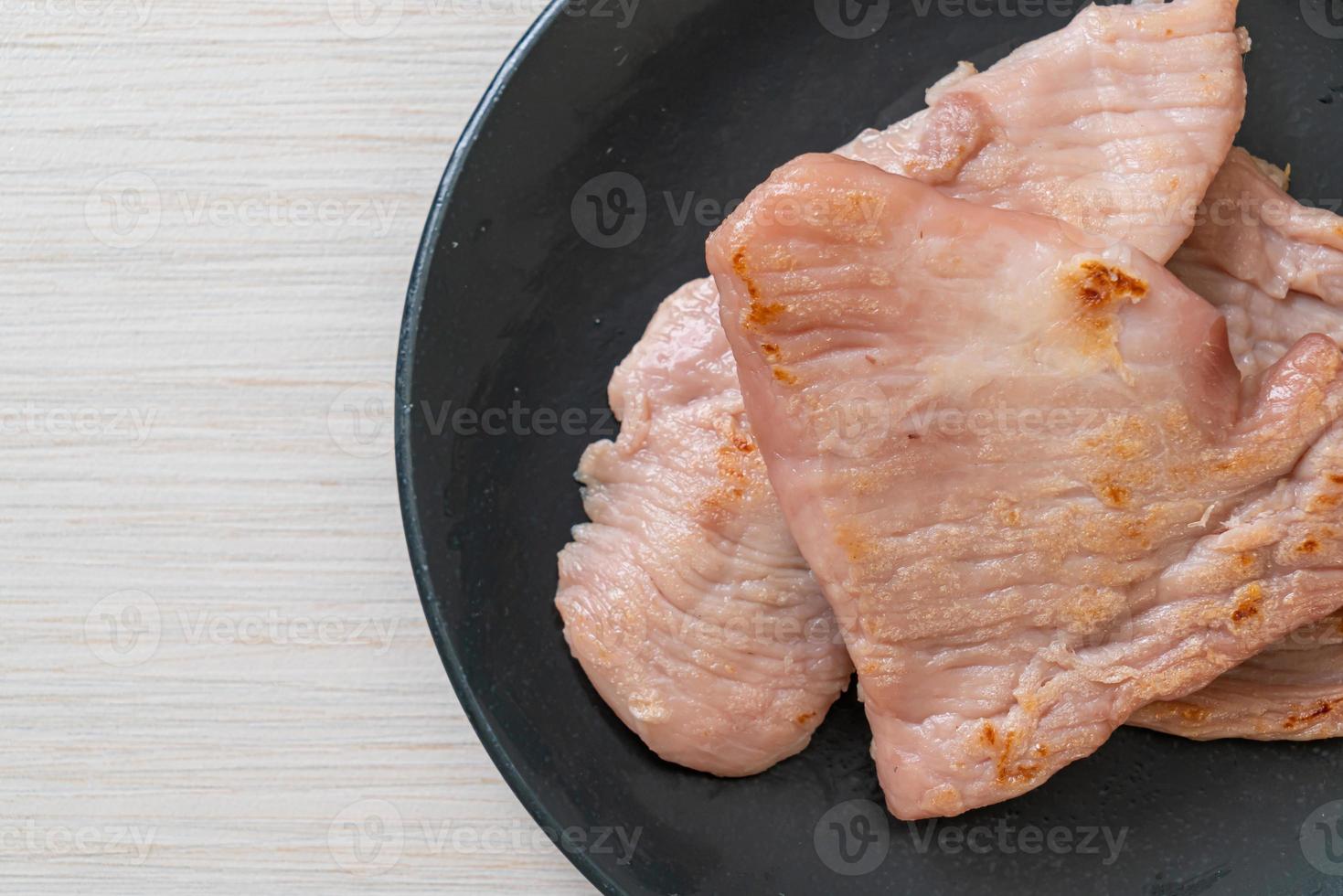 carne de porco seca ao sol frita no prato foto