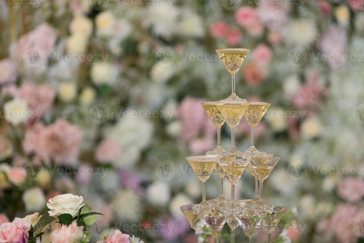 copo de vinho com bokeh de fundo, divirta-se, beba não conduza o conceito. festa de celebração foto