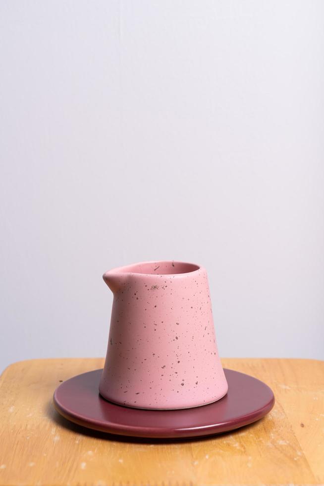 vaso de flores de barro lindo e vazio na mesa de madeira foto