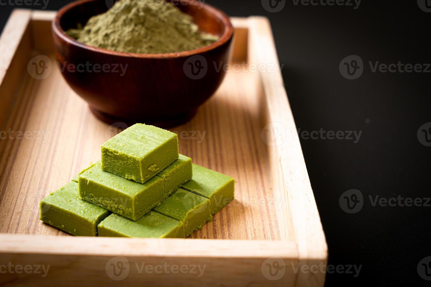 fresco e macio matcha chá verde chocolate com matcha chá verde em pó foto