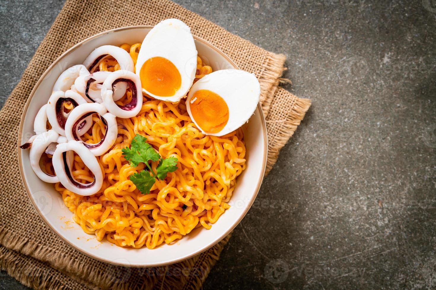 macarrão instantâneo, sal com sabor de ovo com lula ou tigela de polvo foto