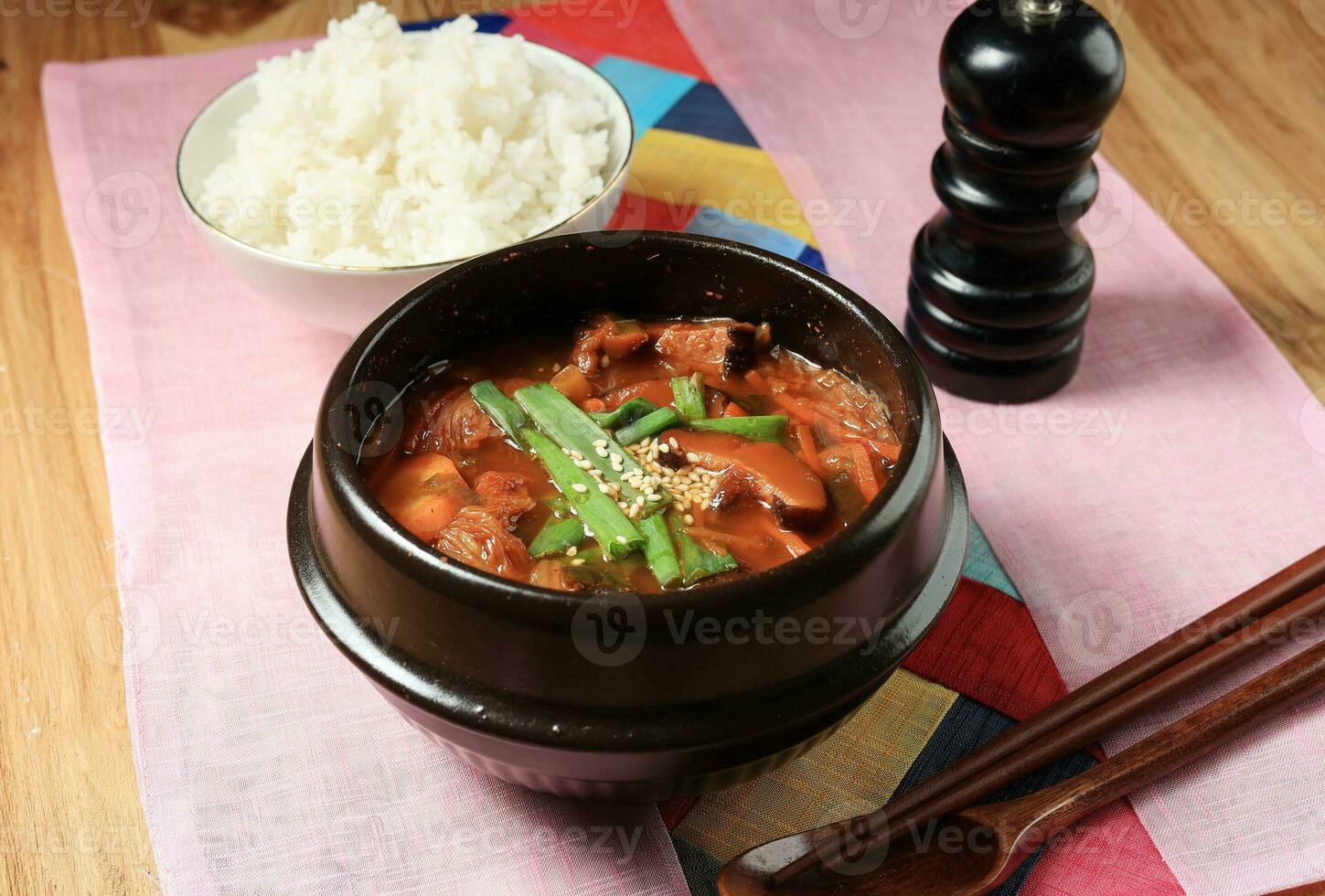 uma tigela do quente vegano picante coreano Kimchi ensopado sopa ou Kimchi jigae foto