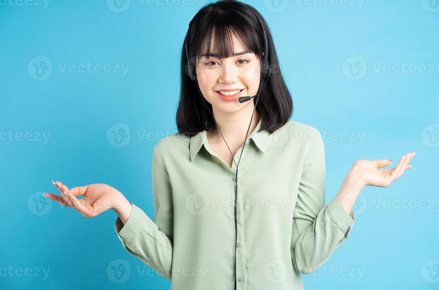 linda mulher asiática no atendimento ao cliente usando fones de ouvido foto