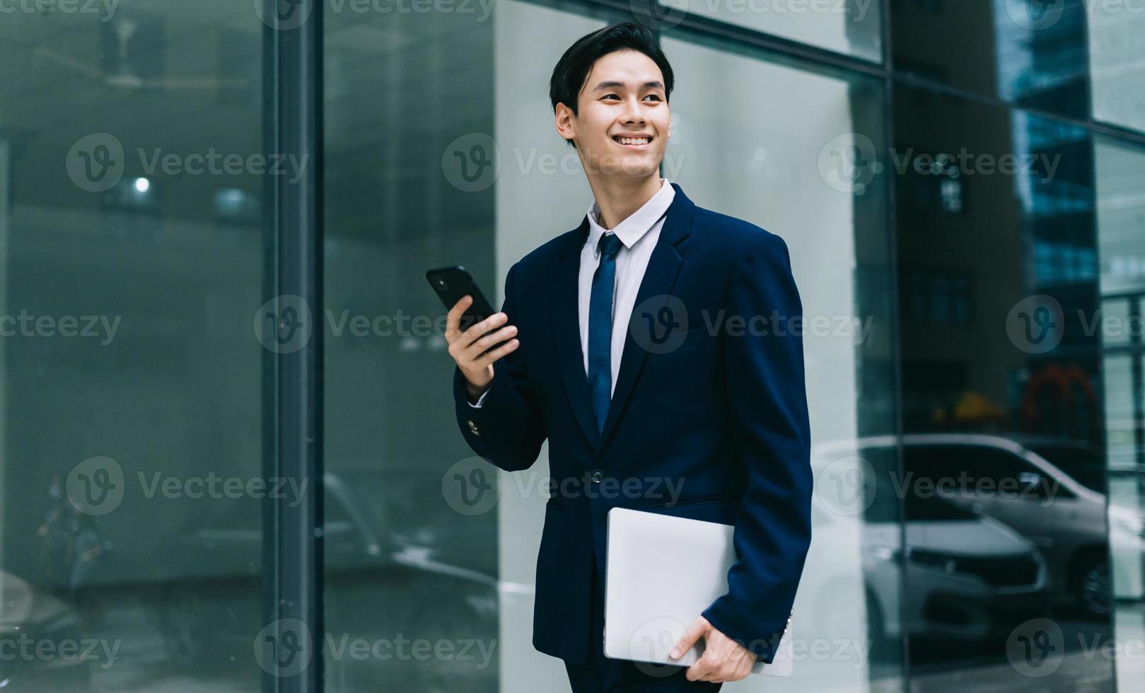 jovem empresário asiático com fundo de edifício moderno foto