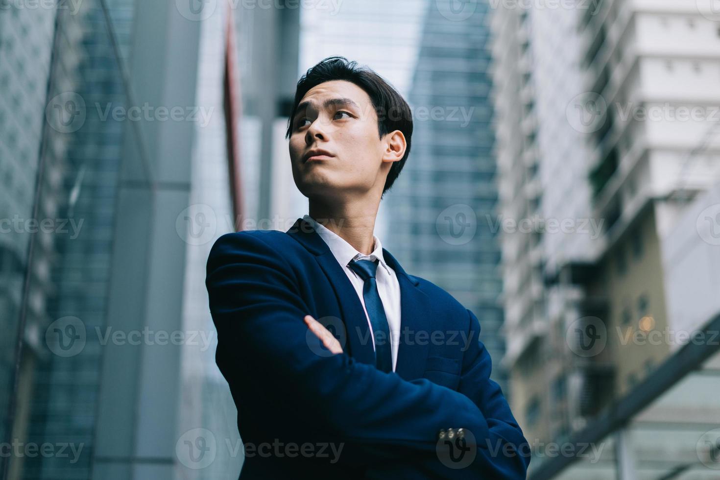 jovem empresário asiático com fundo de edifício moderno foto