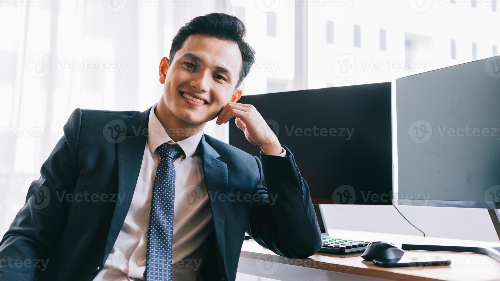 empresário asiático no escritório foto