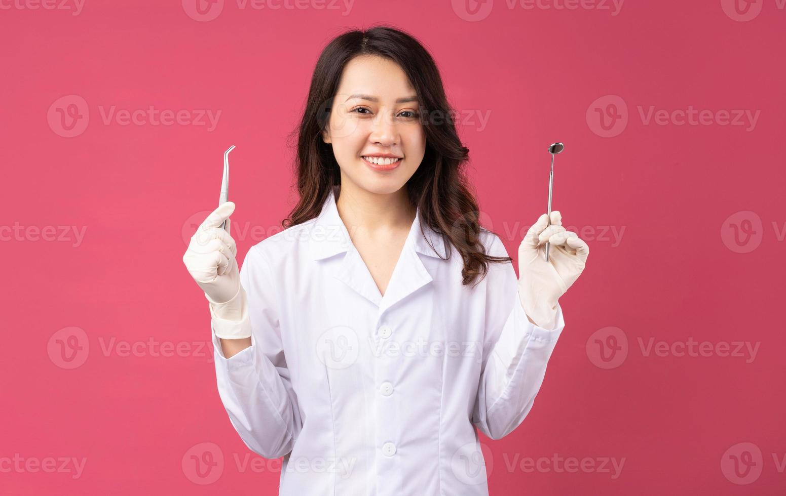 jovem médica asiática com expressão alegre no fundo foto