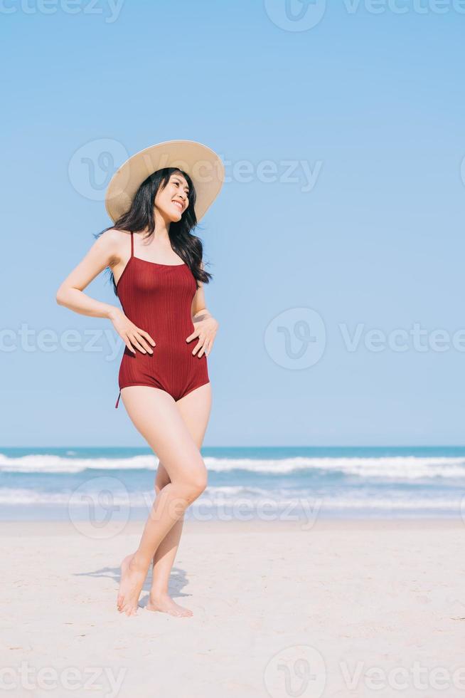 bela jovem asiática em trajes de banho foto