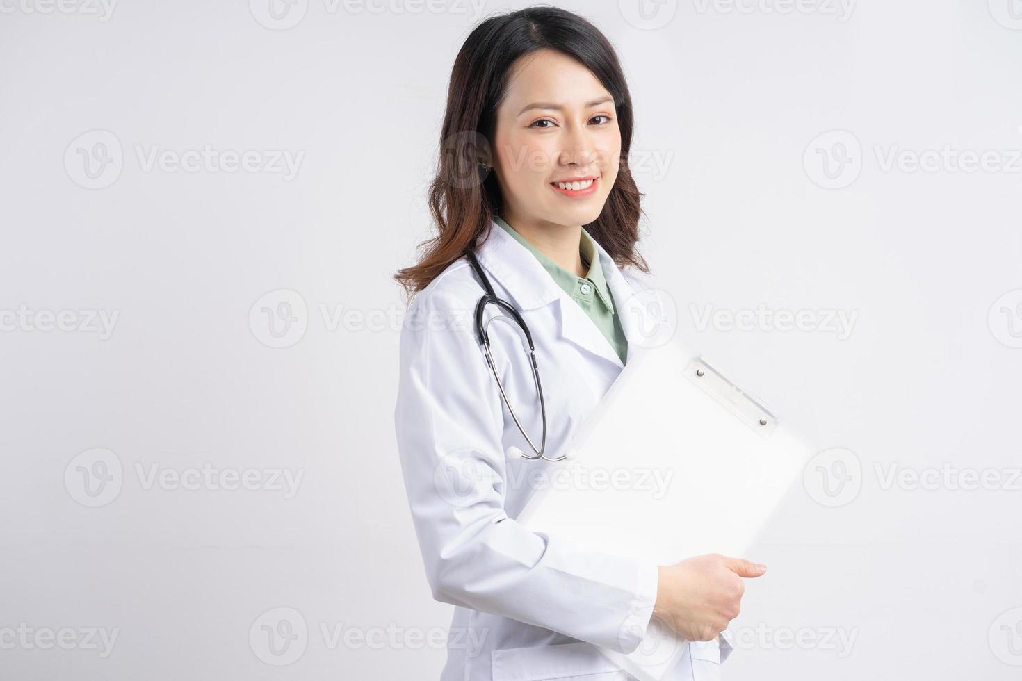 retrato de médica asiática usando a mesa foto