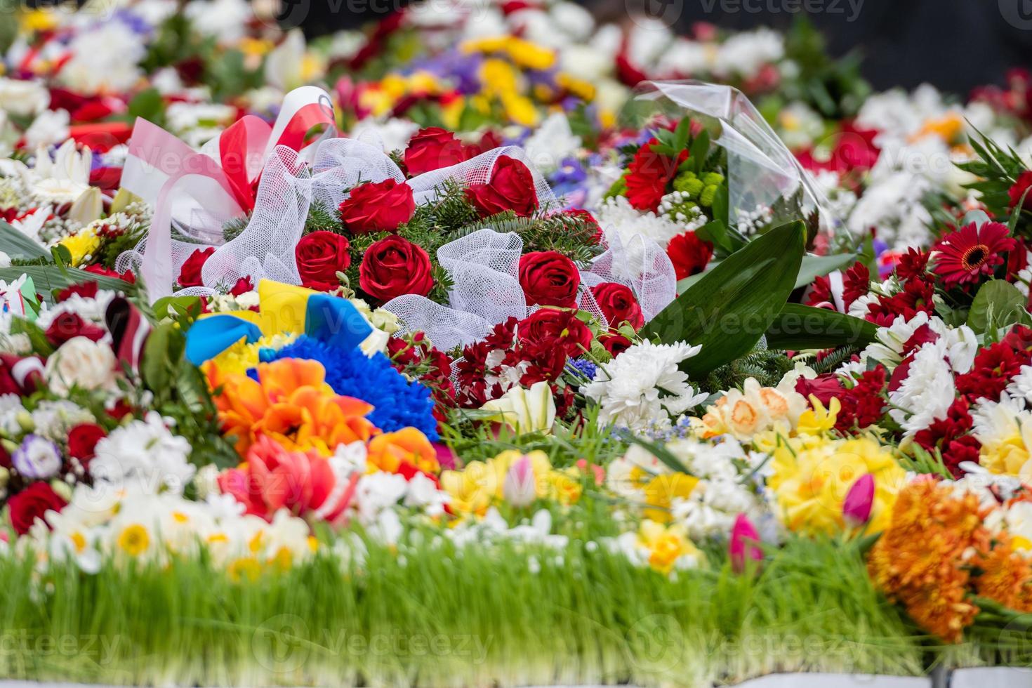 buquê de flores com a fita da bandeira ucraniana. dia da dependência da ucrânia - imagem foto