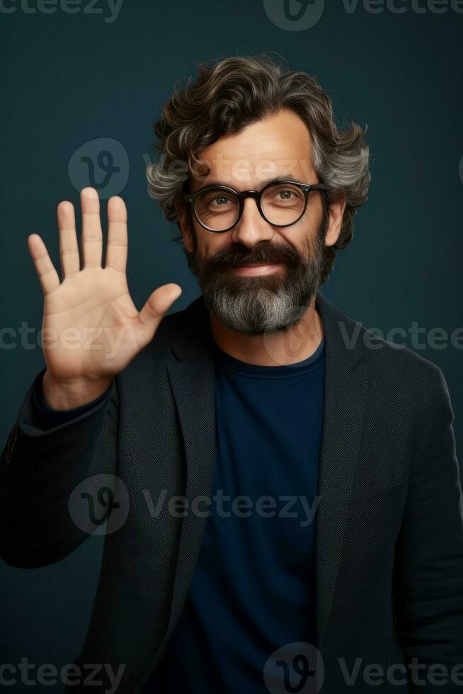 bonito 40. ano velho homem emocional dinâmico gestos em sólido fundo ai generativo foto