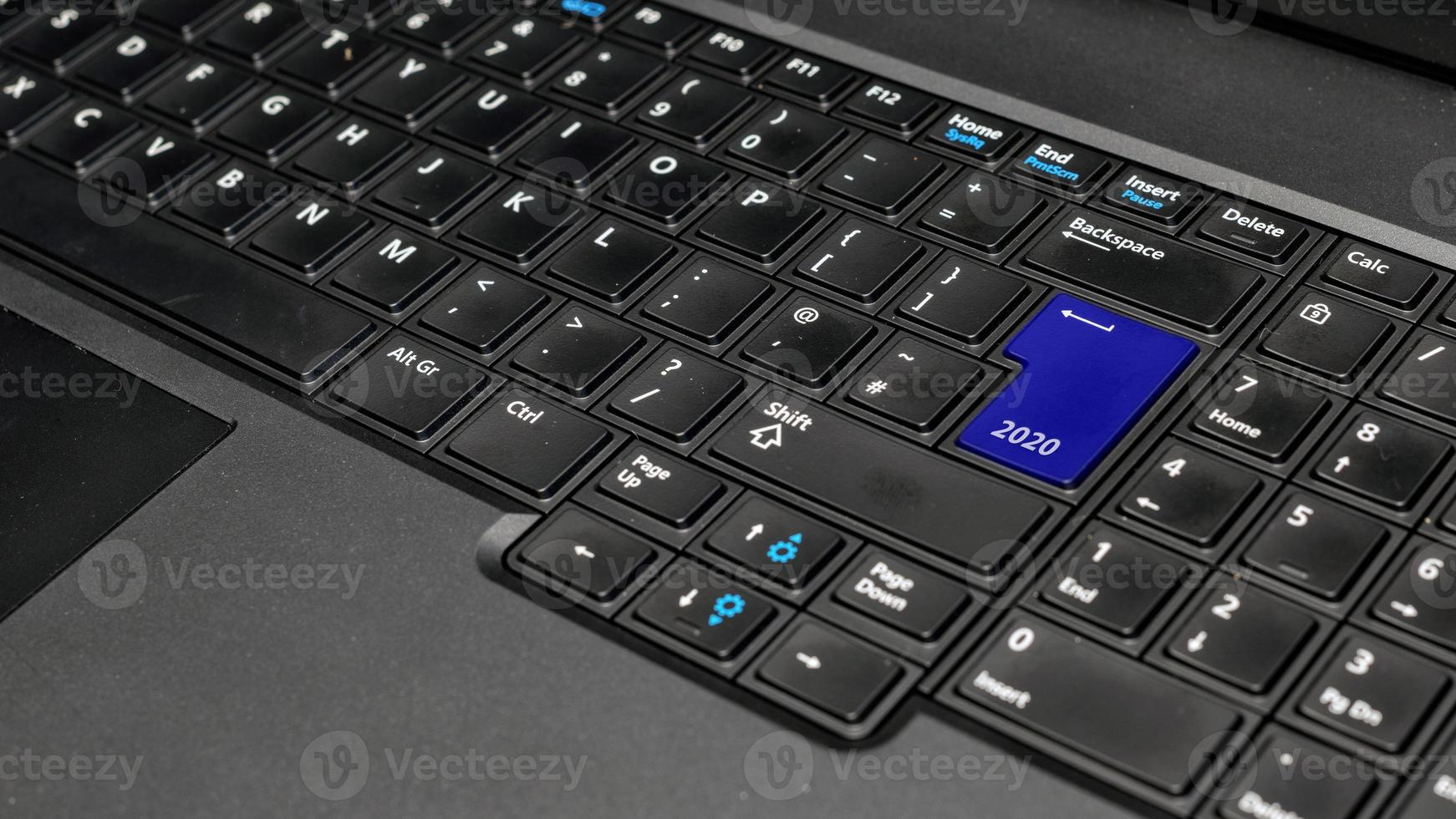 teclado de notebook com tecla azul 2020 - conceito de tecnologia de férias foto