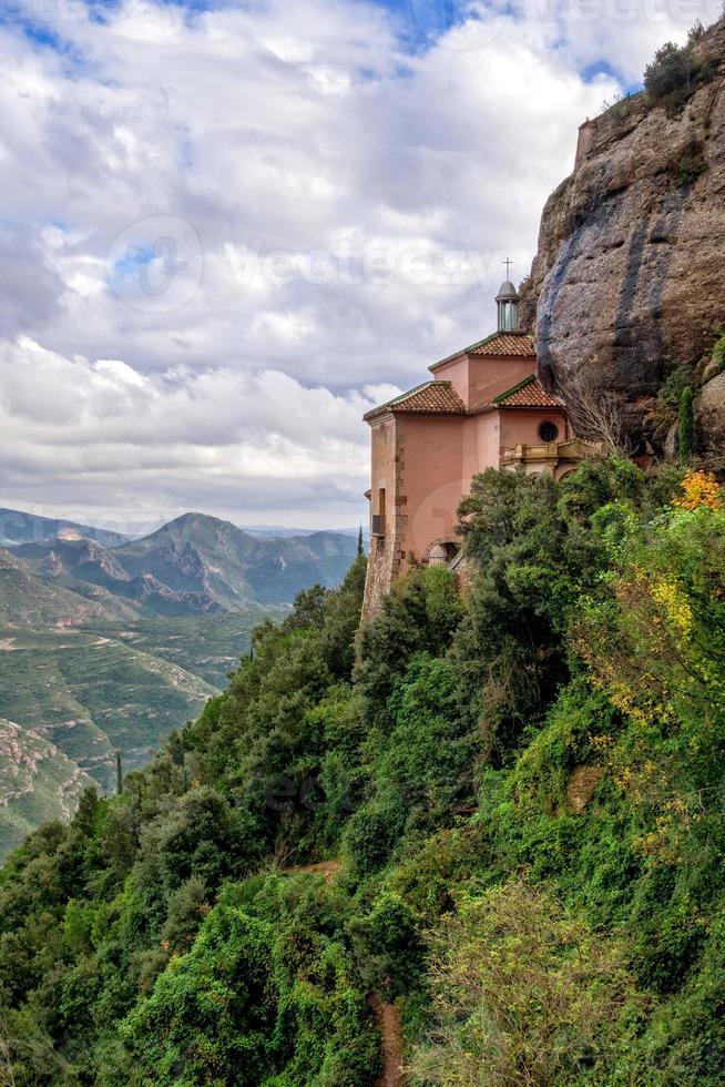 vista do mosteiro para santa cova. montserrat. Espanha. foto