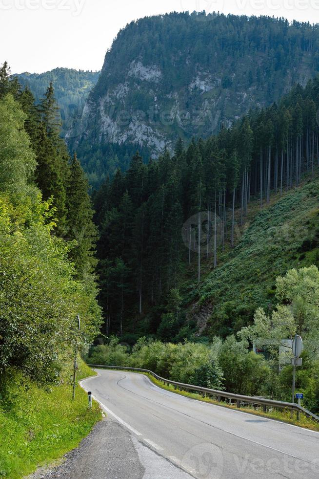 uma pitoresca estrada de montanha asfaltada pelos Alpes. Áustria. foto