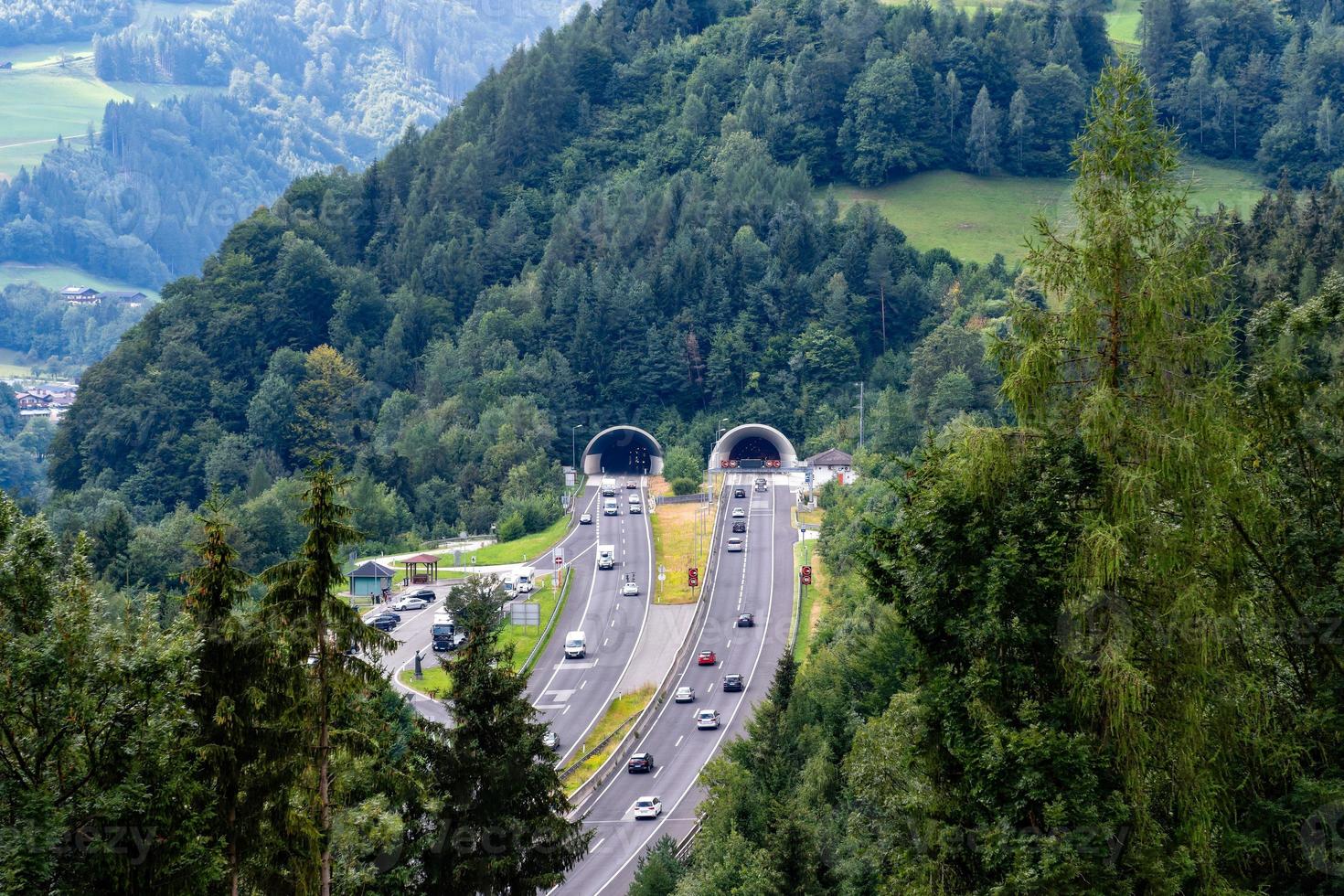 bela vista das montanhas e entrada do túnel da autobahn perto da vila de werfen, Áustria foto